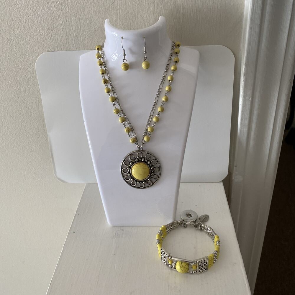 Yellow Acrylic Beaded Pendant Silvertone 16” Necklace Earrings & 7” Bracelet Set